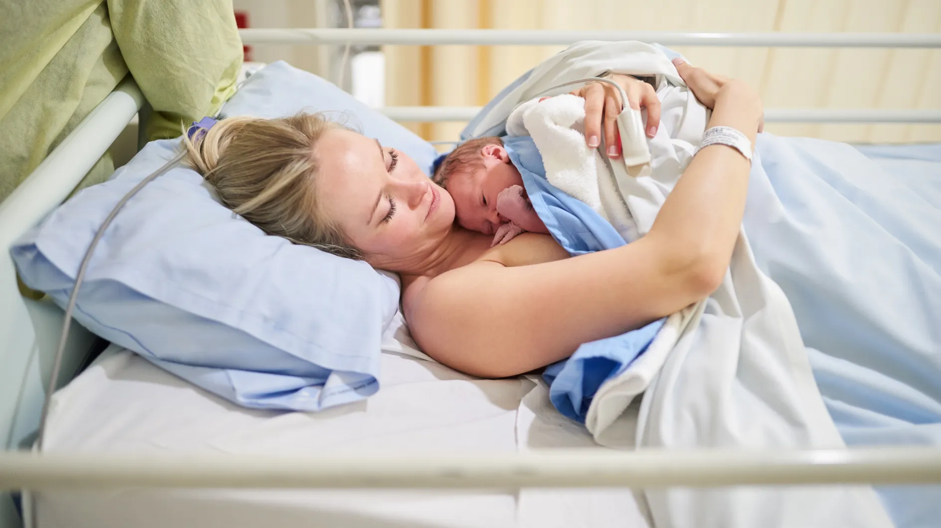 Le pouvoir du toucher : Comment le peau-à-peau stimule le cerveau et le cœur de bébé