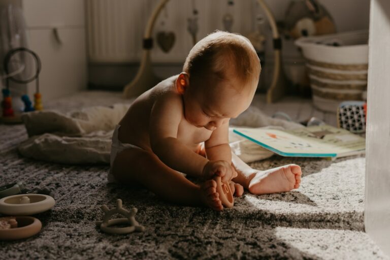 Découvrez comment les neurosciences transforment notre compréhension de l'éducation des bébés avec cinq découvertes clés.