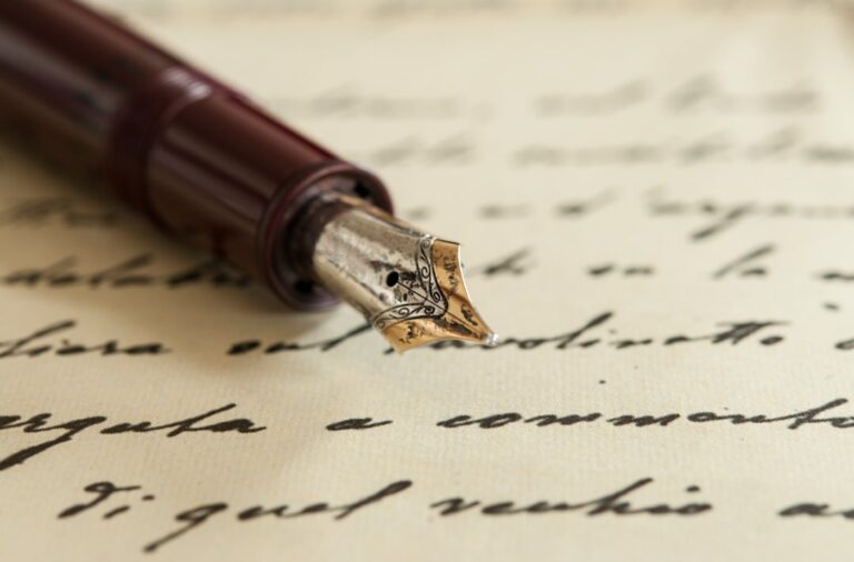 Explorez comment l'écriture d'un livre peut transformer votre vie personnelle et mentale.