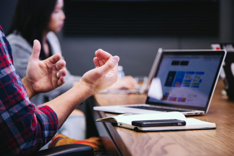 L'accompagnement humain en contexte professionnel instable est crucial pour le bien-être et la performance des employés.